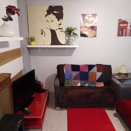 Guesthouse Familial Pour 2,3,4 Personnes De 44M2- Accessible Handic -Rez De Chaussee-Vues Sur Rue Et Patio Prive - Sejour, Chambre Separee-Cuisine,Salle De Bain,Lit Double Et Canape-Lit 2Pers-Entree De La Rue Berzelius-5 Minutes Du Metro Brochant-Lig Paris Eksteriør billede