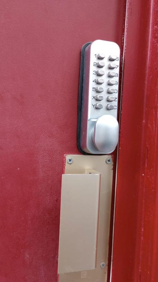 Guesthouse Familial Pour 2,3,4 Personnes De 44M2- Accessible Handic -Rez De Chaussee-Vues Sur Rue Et Patio Prive - Sejour, Chambre Separee-Cuisine,Salle De Bain,Lit Double Et Canape-Lit 2Pers-Entree De La Rue Berzelius-5 Minutes Du Metro Brochant-Lig Paris Eksteriør billede