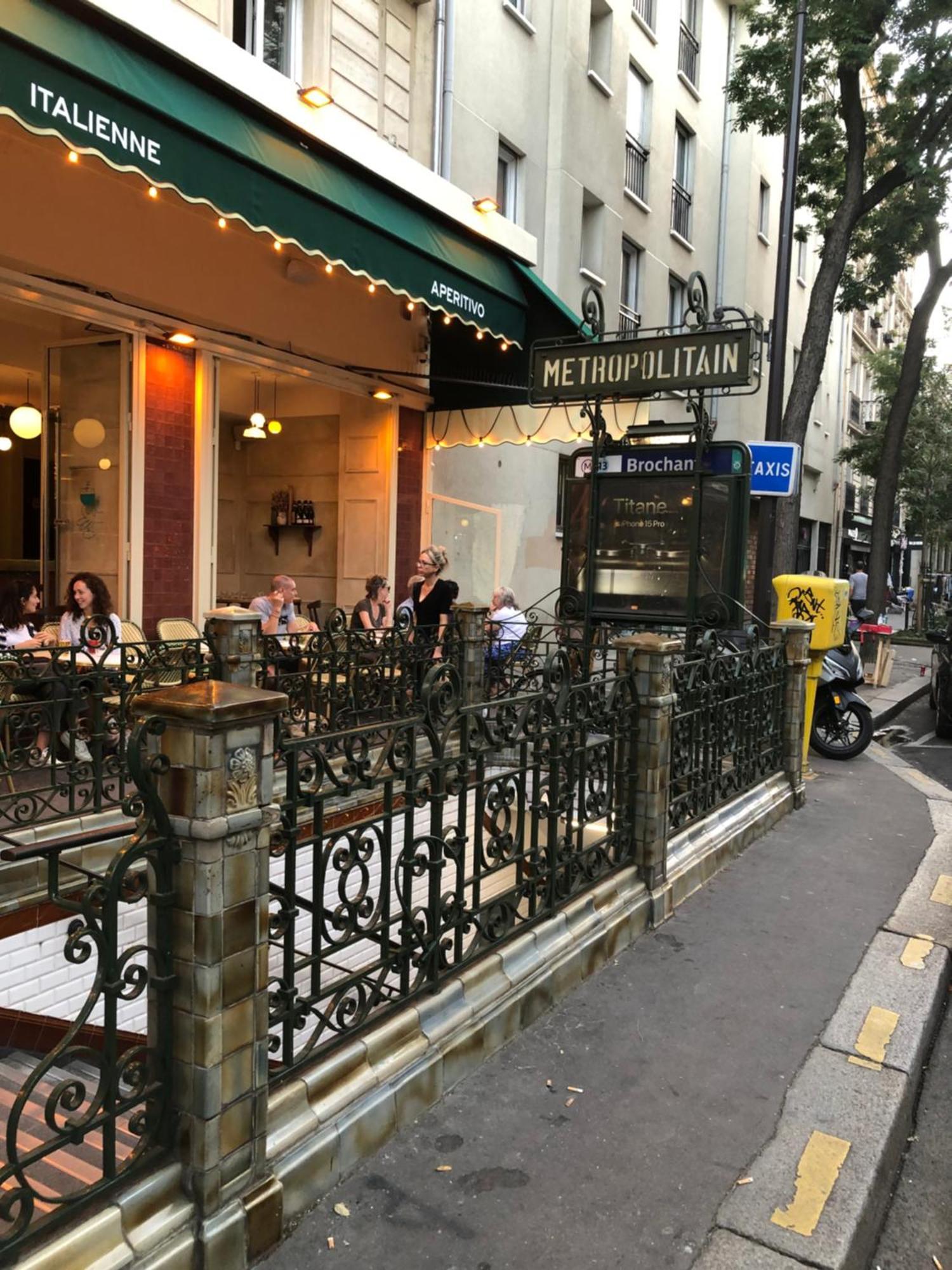 Guesthouse Familial Pour 2,3,4 Personnes De 44M2- Accessible Handic -Rez De Chaussee-Vues Sur Rue Et Patio Prive - Sejour, Chambre Separee-Cuisine,Salle De Bain,Lit Double Et Canape-Lit 2Pers-Entree De La Rue Berzelius-5 Minutes Du Metro Brochant-Lig Paris Eksteriør billede