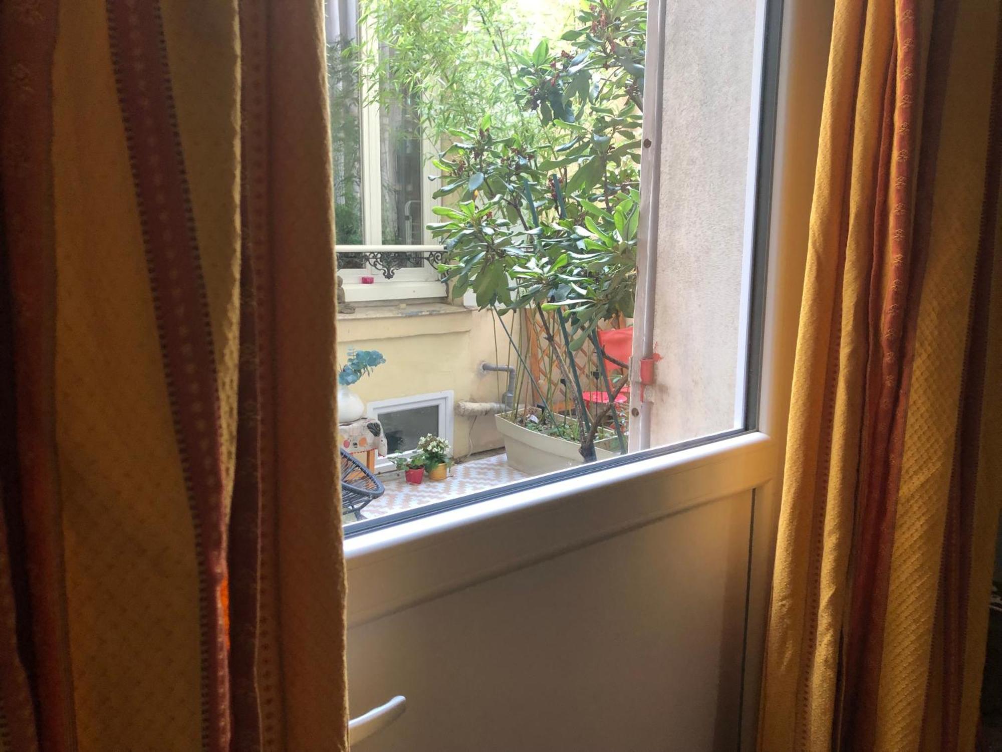 Guesthouse Familial Pour 2,3,4 Personnes De 44M2- Accessible Handic -Rez De Chaussee-Vues Sur Rue Et Patio Prive - Sejour, Chambre Separee-Cuisine,Salle De Bain,Lit Double Et Canape-Lit 2Pers-Entree De La Rue Berzelius-5 Minutes Du Metro Brochant-Lig Paris Eksteriør billede