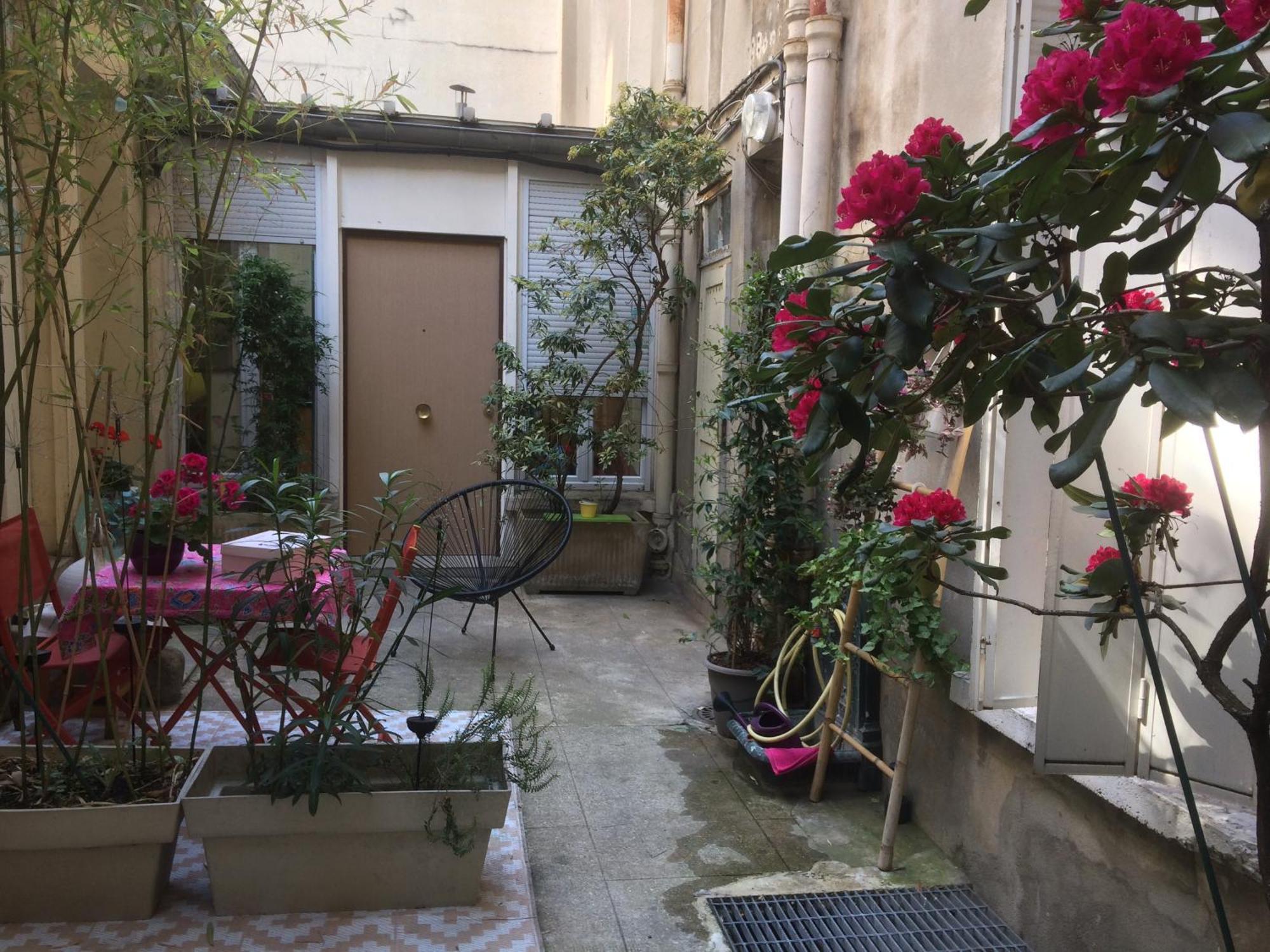 Guesthouse Familial Pour 2,3,4 Personnes De 44M2- Accessible Handic -Rez De Chaussee-Vues Sur Rue Et Patio Prive - Sejour, Chambre Separee-Cuisine,Salle De Bain,Lit Double Et Canape-Lit 2Pers-Entree De La Rue Berzelius-5 Minutes Du Metro Brochant-Lig Paris Eksteriør billede
