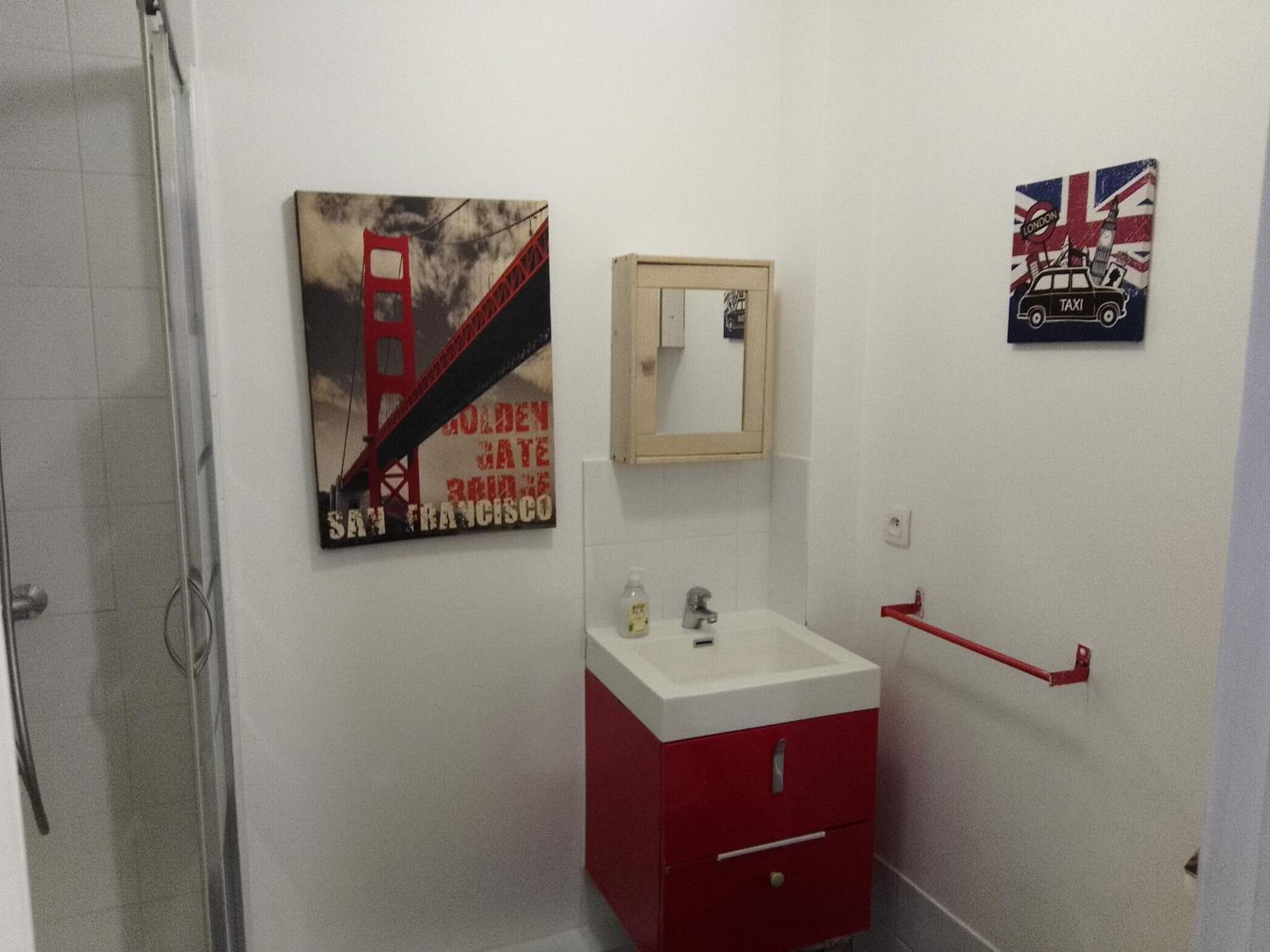 Guesthouse Familial Pour 2,3,4 Personnes De 44M2- Accessible Handic -Rez De Chaussee-Vues Sur Rue Et Patio Prive - Sejour, Chambre Separee-Cuisine,Salle De Bain,Lit Double Et Canape-Lit 2Pers-Entree De La Rue Berzelius-5 Minutes Du Metro Brochant-Lig Paris Eksteriør billede