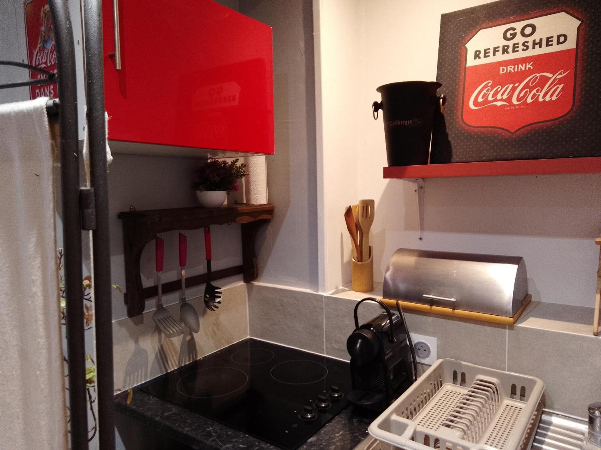 Guesthouse Familial Pour 2,3,4 Personnes De 44M2- Accessible Handic -Rez De Chaussee-Vues Sur Rue Et Patio Prive - Sejour, Chambre Separee-Cuisine,Salle De Bain,Lit Double Et Canape-Lit 2Pers-Entree De La Rue Berzelius-5 Minutes Du Metro Brochant-Lig Paris Eksteriør billede