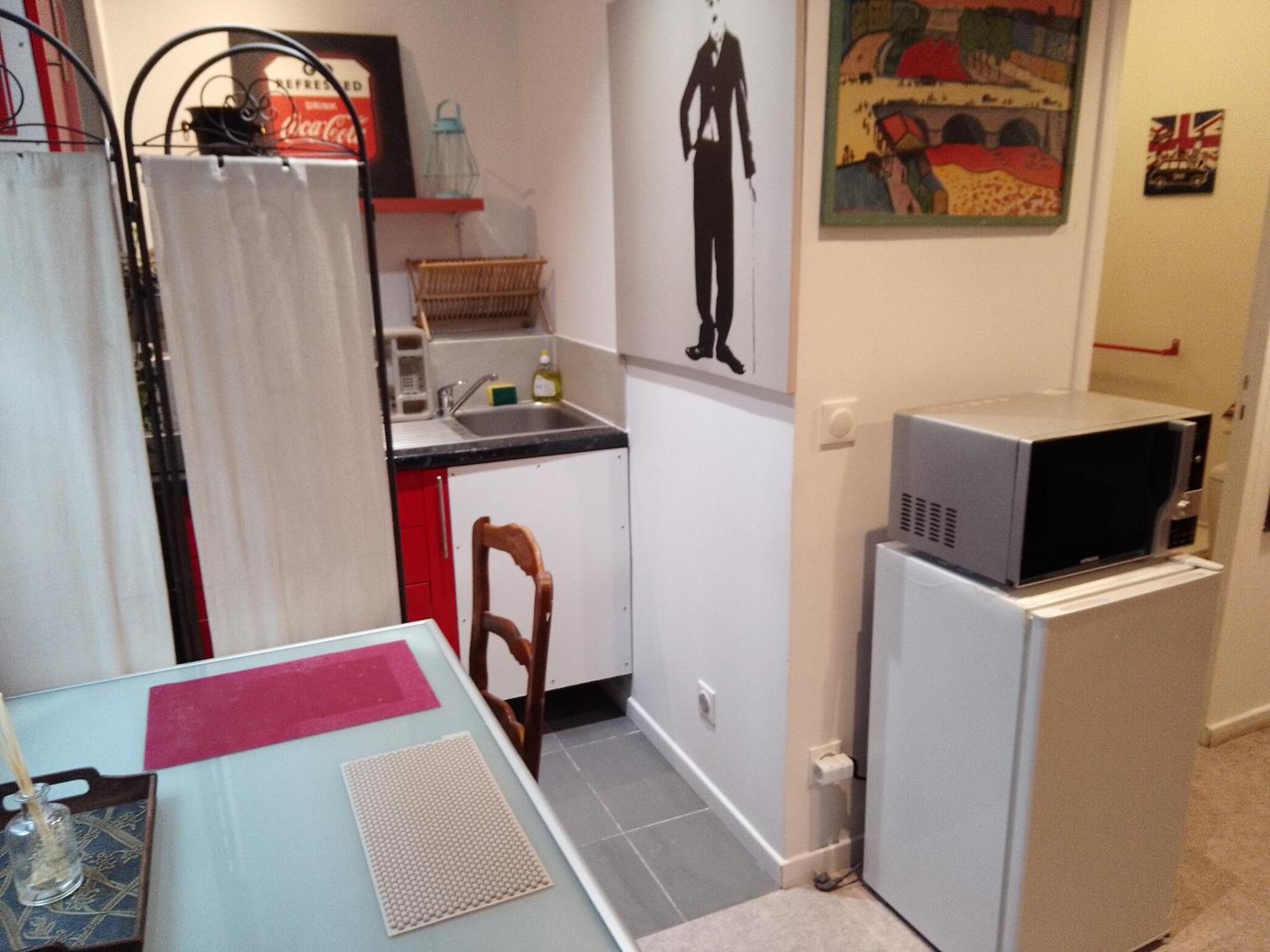 Guesthouse Familial Pour 2,3,4 Personnes De 44M2- Accessible Handic -Rez De Chaussee-Vues Sur Rue Et Patio Prive - Sejour, Chambre Separee-Cuisine,Salle De Bain,Lit Double Et Canape-Lit 2Pers-Entree De La Rue Berzelius-5 Minutes Du Metro Brochant-Lig Paris Eksteriør billede